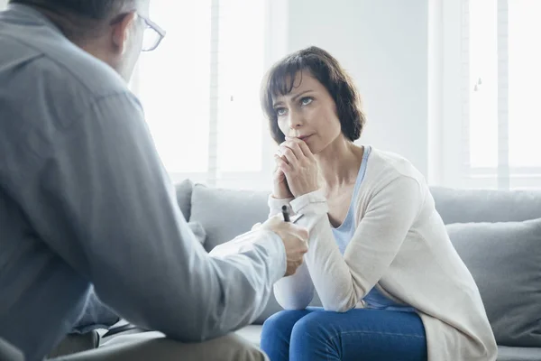 Depressieve vrouw zoeken hulp bij de psychotherapeut — Stockfoto