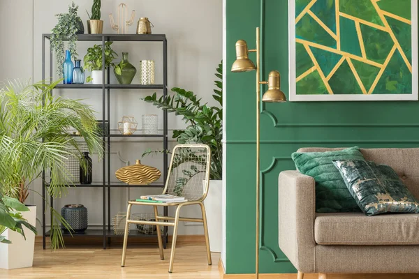 Soyut boyama ve endüstriyel mobilya ile altın tropikal oturma odası iç — Stok fotoğraf
