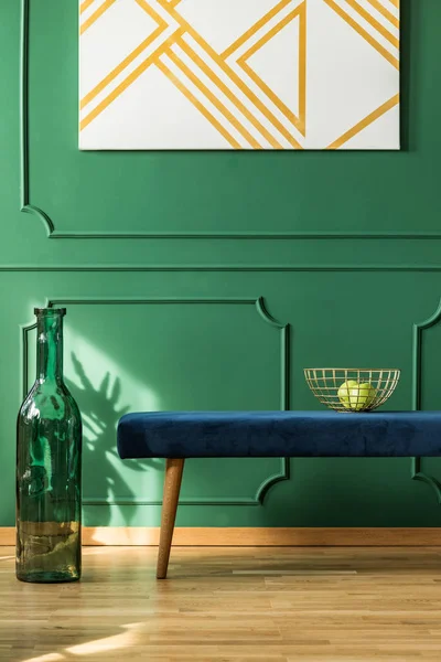 Yeşil oturma odası iç mavi kadife tezgah üzerinde altın kase yeşil elma — Stok fotoğraf