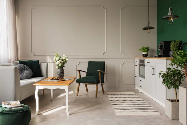 Kopieerruimte op lege grijze muur van stijlvolle open keuken en woonkamer interieur — Stockfoto