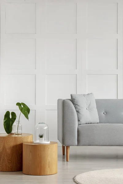 Holztische neben einem Sofa in einem modernen Wohnzimmer. echtes Foto — Stockfoto