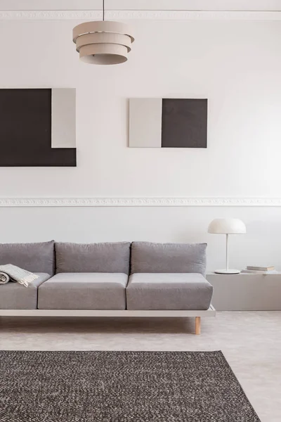 Salotto monocromatico interno con design grigio e bianco — Foto Stock