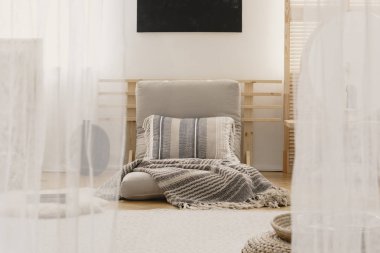 Zevkli yatak odası iç, gerçek fotoğraf bej futon üzerinde desenli yastık ve battaniye