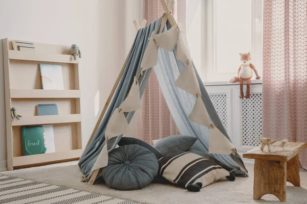 Fotografie reală a unui cort umplut cu perne într-un interior confortabil de joacă — Fotografie, imagine de stoc