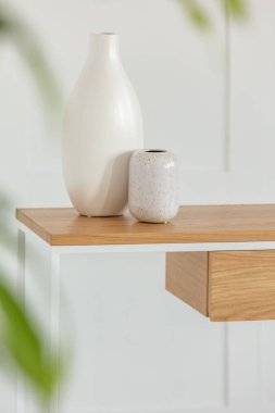 Oturma odası iç ahşap masada bej vazolar