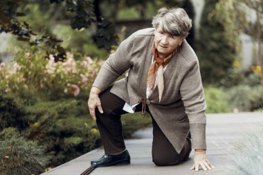 Nefes nefesi ile hasta kıdemli kadın destek bekliyor