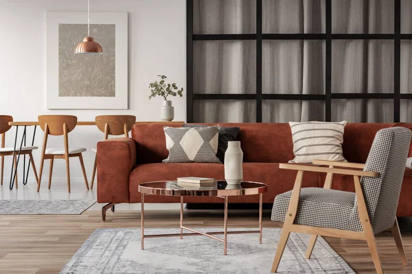 Offenes Studio-Apartment mit Wohn- und Essbereich — Stockfoto