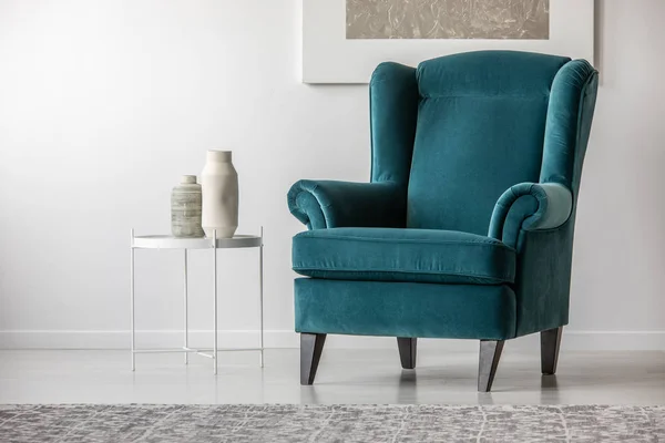 Модное кресло в светлом и модном интерьере гостиной с вазами и росписью — стоковое фото