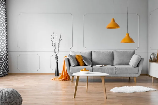 Copy space on empty grey wall of elegant orange and grey living room interior — Stock Photo, Image