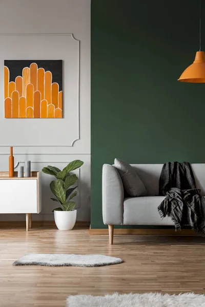 Dark green wall in grey and orange living room interior — Stock Photo, Image