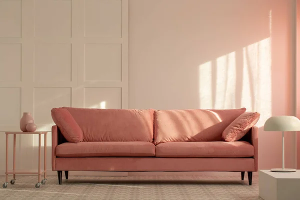Пастельно-розовый диван в белом интерьере гостиной, копирование пространства на пустой стене — стоковое фото