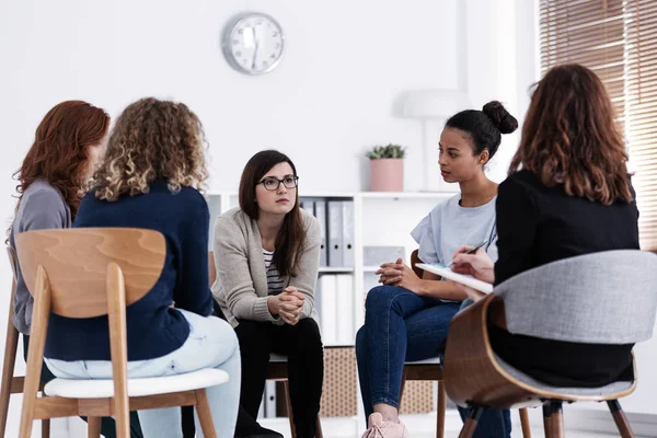 Mujeres apoyándose mutuamente durante la reunión del grupo de psicoterapia —  Fotos de Stock