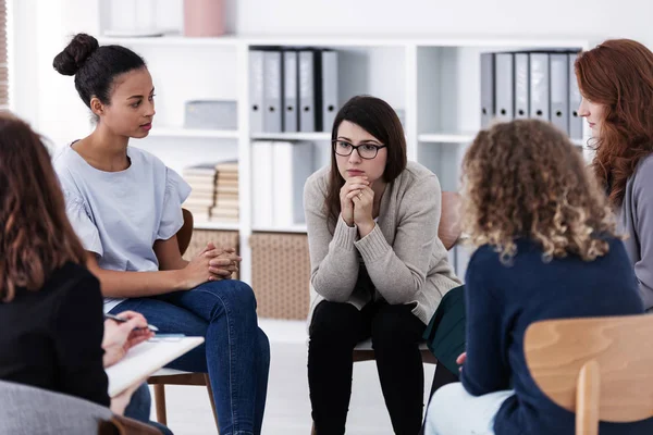 Thoughtful woman at issues support group meeting for women — Stock Photo, Image