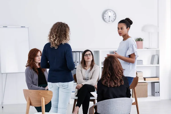Grupo de mujeres jóvenes hablando sentadas en círculo. Concepto de apoyo psicológico —  Fotos de Stock
