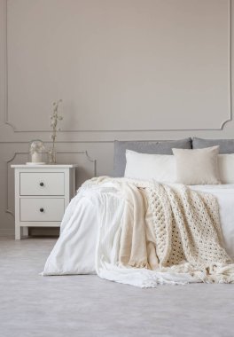 İskandinav yatak odası iç boş gri duvar kopyalama alanı