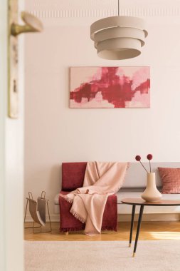 Afiş üzerinde sofra çiçekler ile tablo üzerinde lamba ile Loft iç battaniye ile. Gerçek fotoğraf