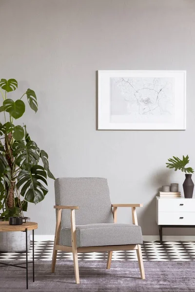 Elegante sillón vintage en el interior de la sala de estar gris con pintura en la pared — Foto de Stock