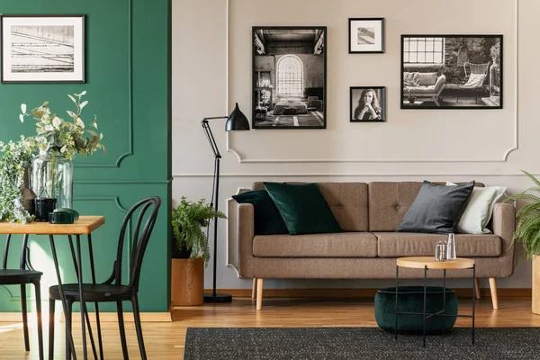 Подушки на коричневом диване в модном интерьере гостиной и столовой — стоковое фото