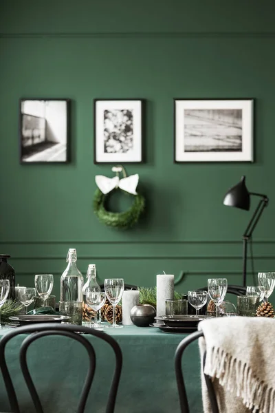 Copas de vino, velas y platos sobre mesa cubiertos con mantel verde — Foto de Stock