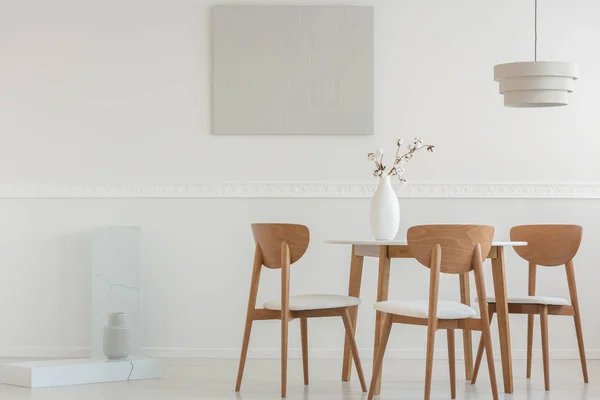 Amplio comedor interior con sillas de madera en el escritorio y pintura gris en la pared —  Fotos de Stock