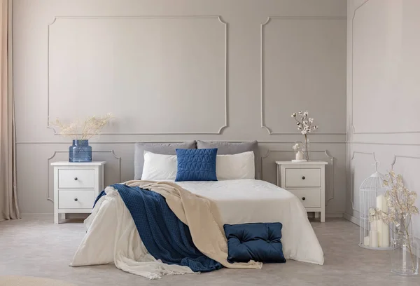 Копирование пространства на пустой серой стене скандинавского интерьера спальни с синим, белым и серым дизайном — стоковое фото