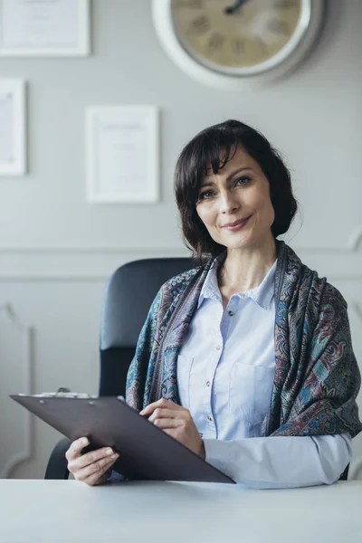 Der vertikale Blick der Psychotherapeutin in ihrem Büro — Stockfoto
