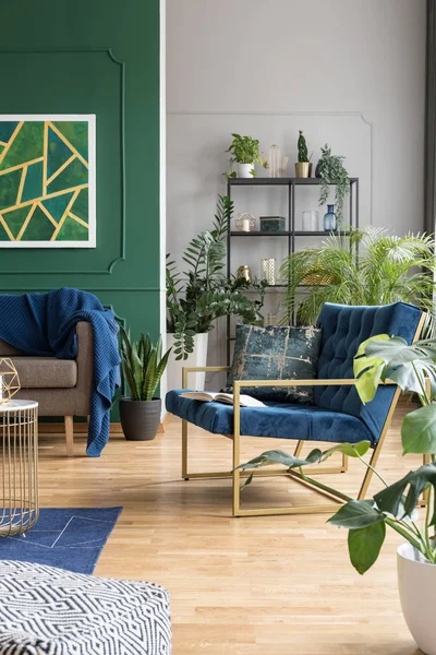 Petrolblaues Sofa mit Kopfkissen im schicken Wohnzimmer mit grüner Wand, braunem Sofa und Großstadtdschungel — Stockfoto