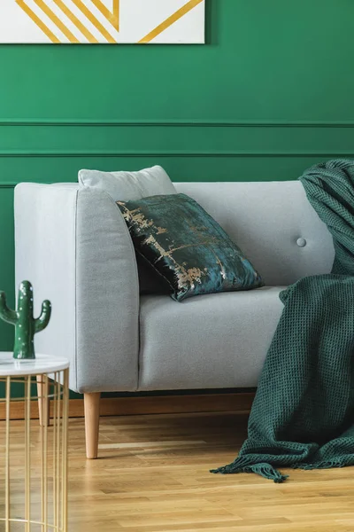 Смарагдова зелена подушка і ковдра на скандинавському дивані в модній вітальні — стокове фото