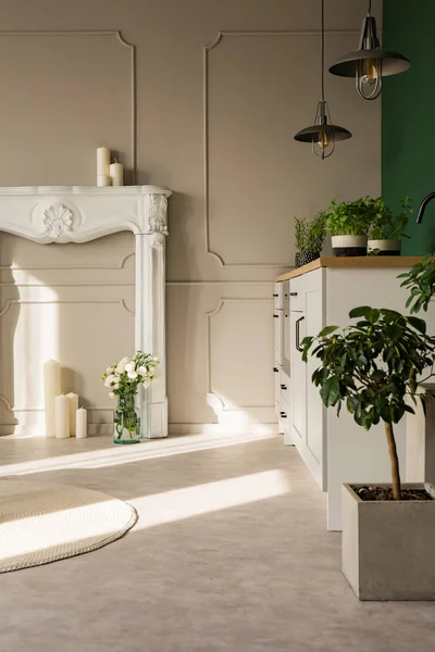 Bílý krb se svíčkami na šedé stěně elegantní kuchyně — Stock fotografie