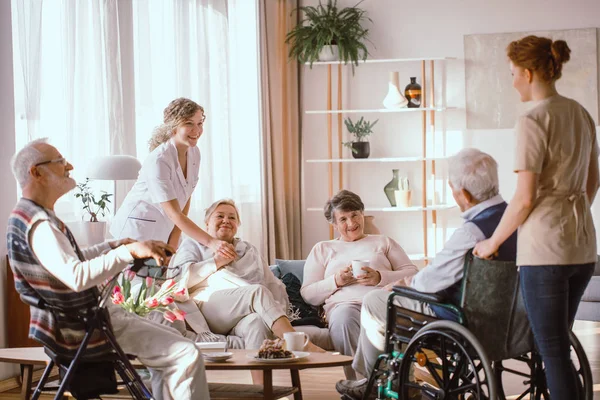 Abuelos discapacitados pasar tiempo en la sala común con su ca — Foto de Stock