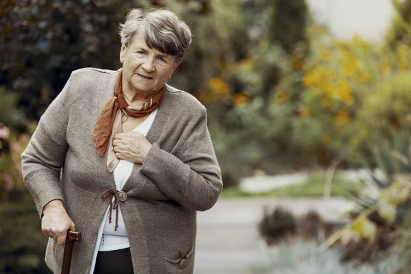 Nefes kesen saldırı sırasında yürüyen sopa ile zayıf yaşlı kadın