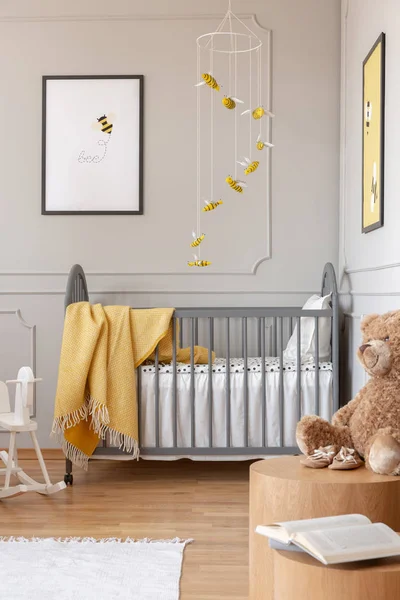 Plakáty na stěnách elegantní dětské ložnice s šedou a žlutou konstrukcí — Stock fotografie