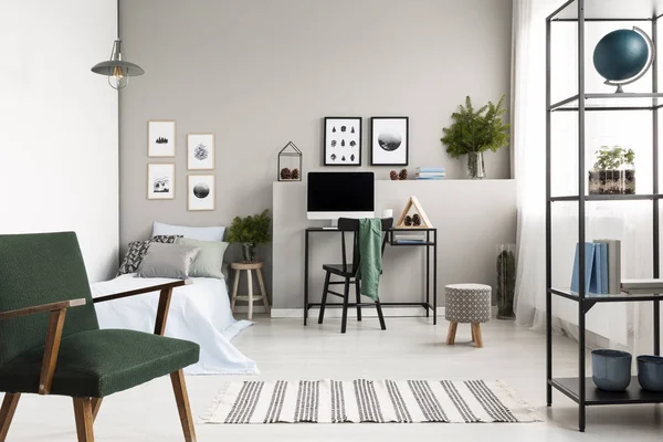 Grüner Vintage-Sessel in stilvollem Wald inspiriert Teenager-Schlafzimmer und Arbeitsplatz, Kopierraum an leerer Wand — Stockfoto