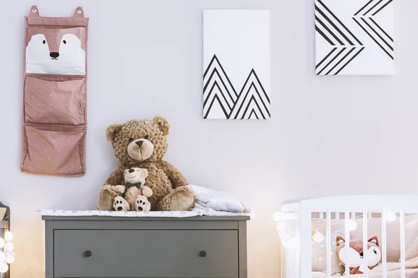 Elegante interior de dormitorio para niños con elegantes muebles de madera y carteles en la pared —  Fotos de Stock