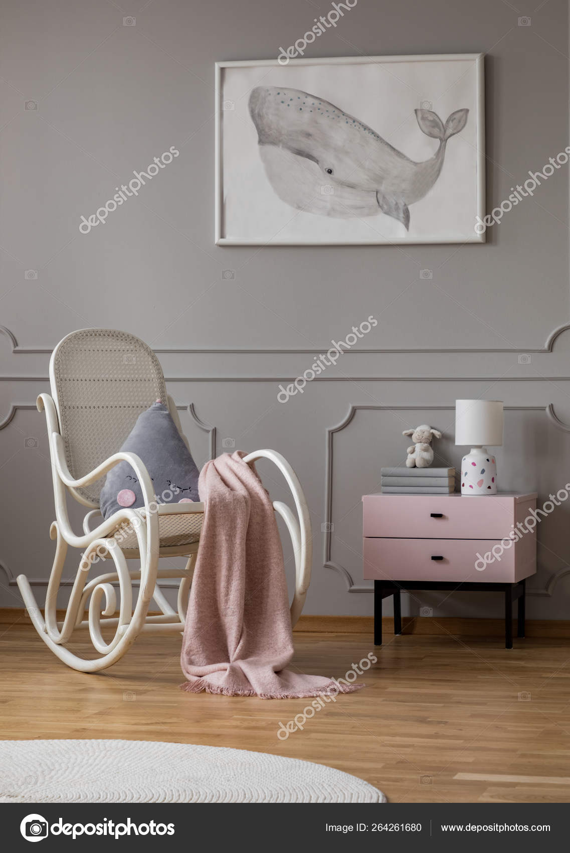Baleine Sur Affiche Dans Une Chambre Bebe A La Mode Avec Fauteuil A Bascule Blanc Et Table De Chevet Rose Pastel Avec Livres Et Lampe Image Libre De Droit Par Photographee Eu C Baleine Sur Affiche Dans Une Chambre Bebe A La Mode Avec Fauteuil A Bascule Blanc Et Table De Chevet Rose Pastel Avec Livres Et Lampe Image Libre De Droit Par Photographee Eu C