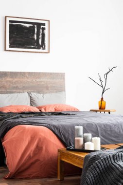 Keten yatak örtüleri, sanat ve o ile ahşap yatak dikey çekim