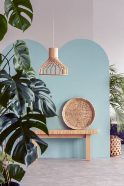 Parlak oturma odası iç ahşap tezgah üzerinde hasır avize