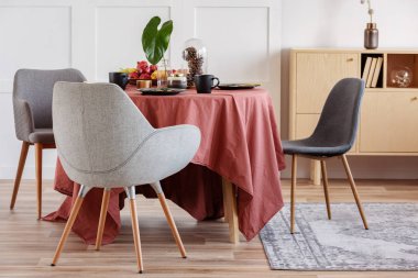 Sandalyeler yemek odası masa set Paskalya aile toplantısı için