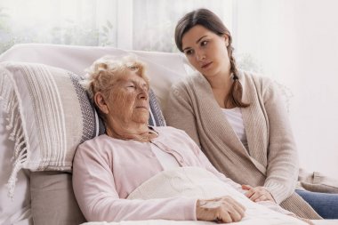 Genç kızı hastanede yatan hasta anne destek