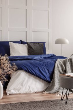 Şık yatak odası iç rahat yatakta siyah ve beyaz yastıklar