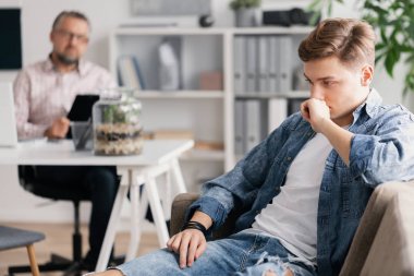 Profesyonel terapist ve genç çocuk atanan toplantı sırasında onu görmezden