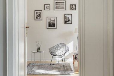 Şık oturma odası iç duvarında siyah ve beyaz posterler Galerisi