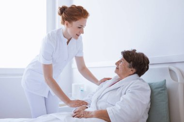 Genç güzel kadın doktor ve hastanede kıdemli hasta