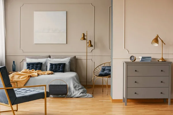 킹 사이즈 침대가있는 우아한 침실 인테리어, 벽에 그림 그리기 및 회색 commode — 스톡 사진