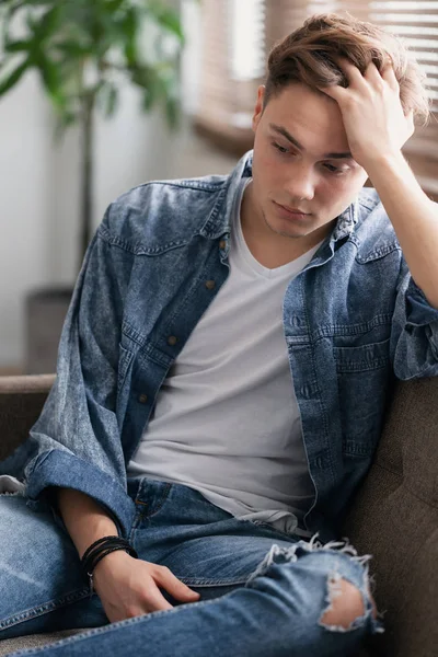 Triste adolescente estudante sentado sozinho em casa esperando por seu pai — Fotografia de Stock