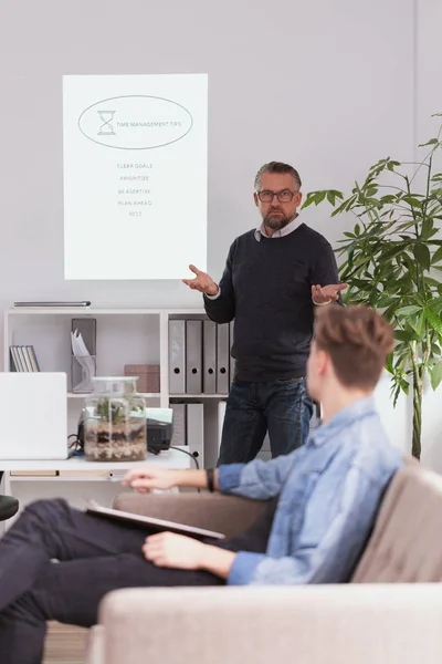 Professionell psykolog och tonåring förklarar sina problem under behandlingen — Stockfoto