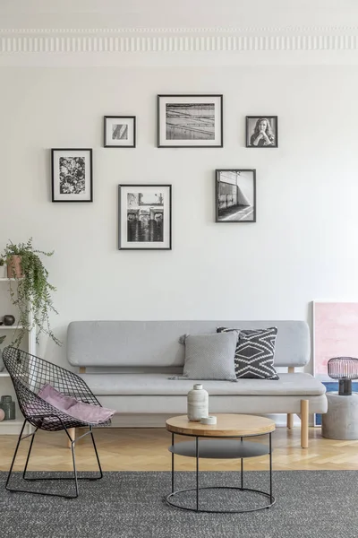 Μωβ μαξιλάρι σε κομψή μεταλλική καρέκλα στο μοντέρνο σαλόνι εσωτερικό με σκανδιναβικό σχεδιασμό — Φωτογραφία Αρχείου
