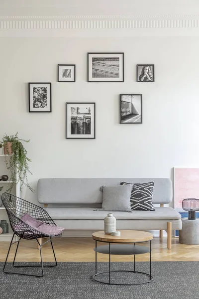 Almohada púrpura en elegante silla de metal en el interior de la sala de estar de moda con diseño escandinavo — Foto de Stock