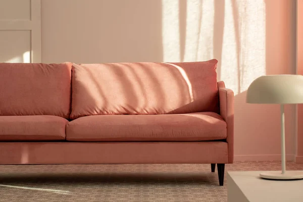 Pastelowy różowy kanapie w biały salon wnętrza, miejsce na pustej ścianie — Zdjęcie stockowe
