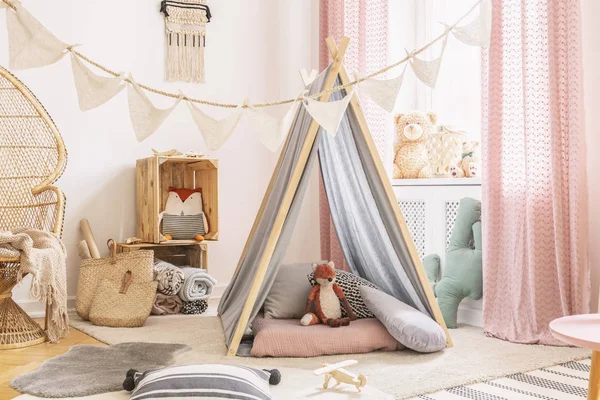 Tavus kuşu sandalye ve pembe perdeler ile çocuk odası iç çadır wth yastıkları Fox oyuncak. Gerçek fotoğraf — Stok fotoğraf